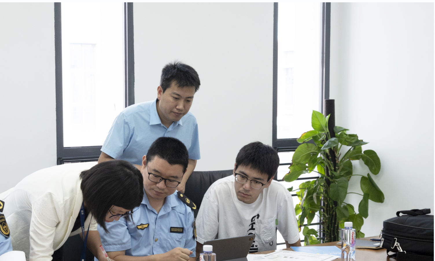 服務(wù)企業(yè)暖人心 贈(zèng)送錦旗表謝意(圖2)